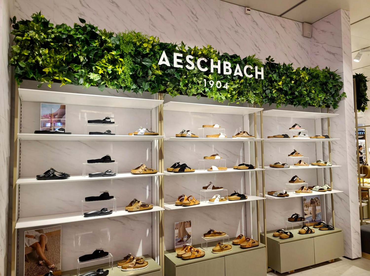 photo d'un mur végétal artificiel pour la vitrine d'un magasin de chaussure