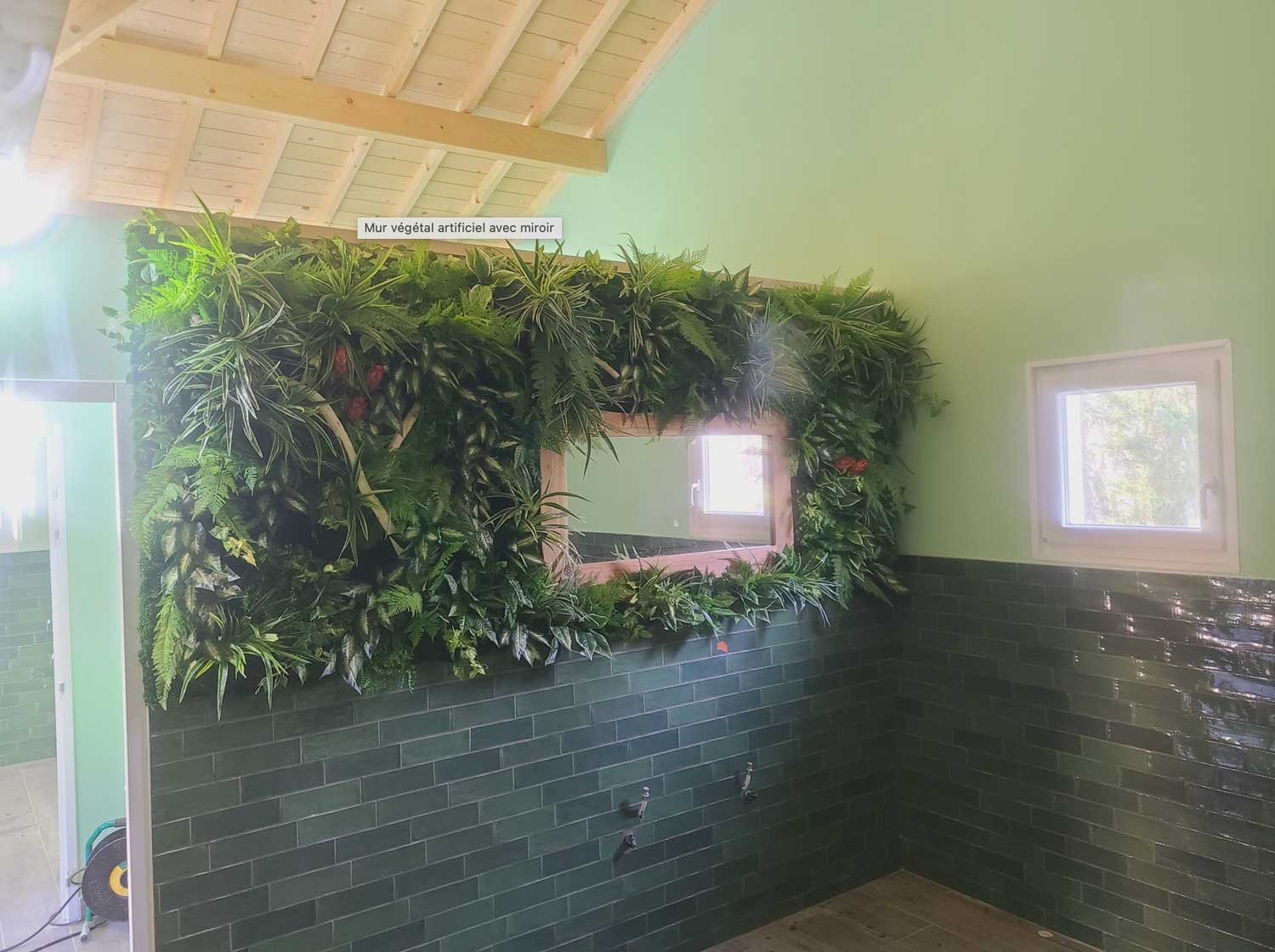 Photo d'une décoration végétale artificielle avec un miroir